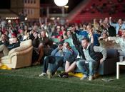 salon gigantesque avec canapés pour regarder Coupe Monde
