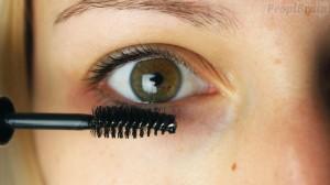 Usage de l’huile de ricin pour des cils plus épais, plus longs, plus sains