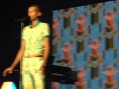 Omar chante Papaoutai concert Stromae