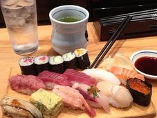 manger sushis Tokyo