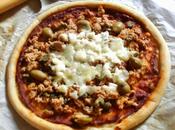 pizza tonno capperi, olive, mozzarella (pizza thon câpres, olives, mozzarella)
