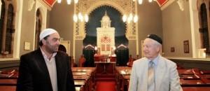 Ces exemples de musulmans protégeant des églises et des synagogues que vous ne verrez jamais