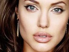 SOIS BELLE TAIS-TOI Angelina Jolie dénonce l’inefficacité l’ONU en…Syrie.