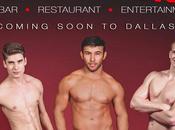 Lancement d’un restaurant serveurs sont torse