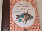 Chut enfants lisent ABÉCÉDAIREà toucher Balthazar