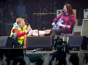 Dave Grohl tombe scène, casse jambe mais continue concert