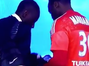 Mandanda quitte Parc Princes avec maillot dans affaires