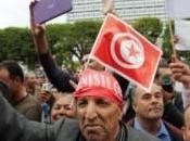 centaines manifestants Tunis revendiquent hausse salaires