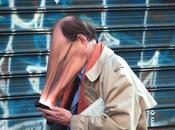 Hyper connecté photographe Antoine Geiger scène passants littéralement aspirés leurs smartphones