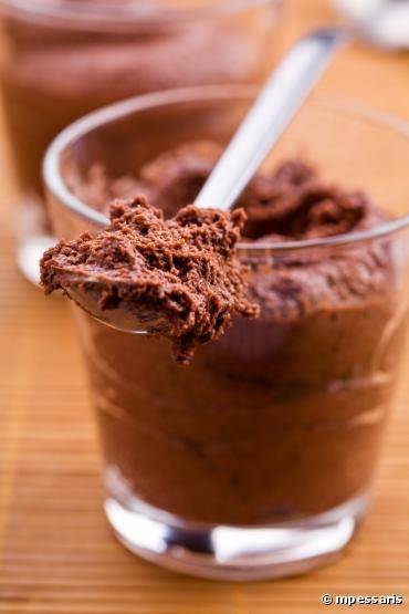 Recette pour réaliser une mousse au chocolat bio sans beurre, sans sucre et sans jaunes d'oeufs