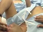 Deux hommes testent contractions l’accouchement