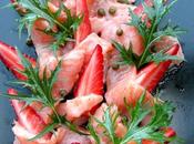 Carpaccio saumon, fraises poivre vert, sauce agrumes