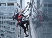 Elle réussi gravir sommet immeuble avec deux aspirateurs