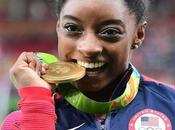 Pourquoi athlètes mordent leur médaille?