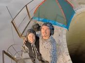 campent sommet d'une haute cheminée