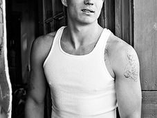 Zane Holtz obtient rôle principal pilote "Searchers"