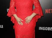 Dascha Polanco dans robe rouge dentelle première Netflix