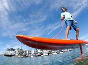 Cette planche surf flotte littéralement dessus l’eau