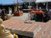 Bang Phra. 50000 oeufs longues robes pour bouddha (vidéo)