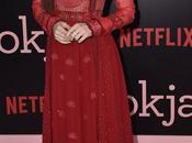 Lily Collins éblouit robe rouge élégante pour première Okja