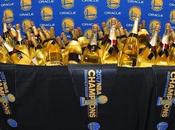 Près dollars champagne coulé dans vestiaire Warriors