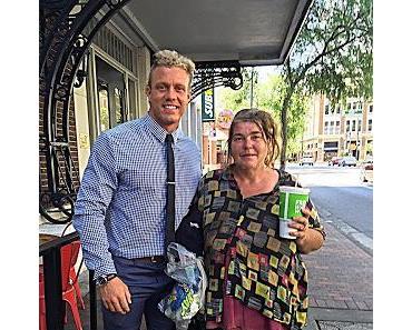 Il déjeune chaque semaine avec cette femme sans abri, puis découvre ce qu'elle fait de son argent !