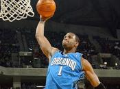 joueurs dunké avec l’aide planche