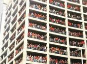 Quand perds chapeau regardant parade