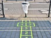 marelles pour inciter passants jeter leurs déchets poubelle