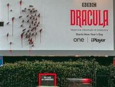 Pour promotion Dracula, crée panneaux évolutifs effrayants