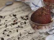 Poires pochées l'hibiscus, croustillant sarrasin