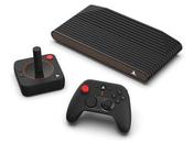 Mains avec dernière console salon l’icône vidéo