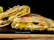 Quesadillas garnie d’omelette tomate fromage olives noires.