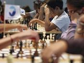 échecs, l’emporte toute ligne
