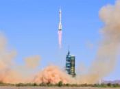 astronautes entrent dans module station spatiale chinoise après lancement réussi