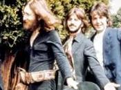 homme d’affaires gagné dollars grâce pull Beatles.