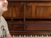 jeune musicien s’enthousiasme après avoir chance produire domicile Paul McCartney.