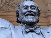 statue Luciano Pavarotti Teatro Modène