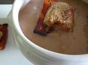 Velouté marrons parfumé genièvre, foie gras rôti pain d'épices