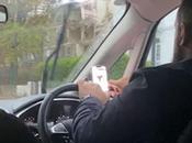 Moment conducteur Uber téméraire navigue YOUTUBE téléphone volant pendant qu’un passager nerveux filme