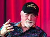 Mike Love, Beach Boys, félicite Beatles pour leur marketing merchandising.