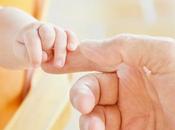 Bébé tape tête avec main causes conseils pour parents