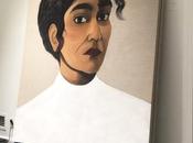 Dans studio, l’artiste Maya Varadaraj peint d’immenses portraits bande originale films “Harry Potter”, chat côtés